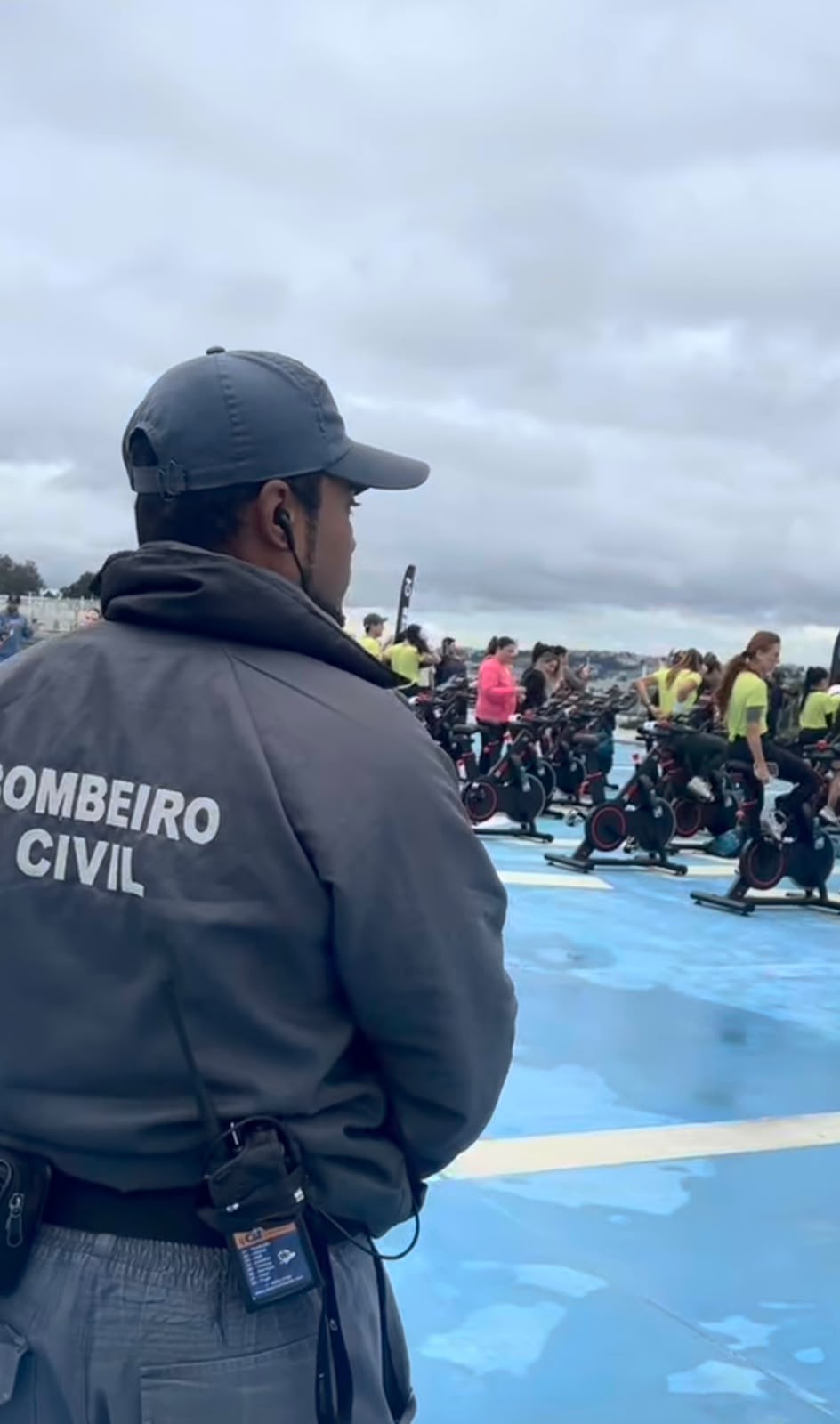 Bombeiro civil acompanhando evento